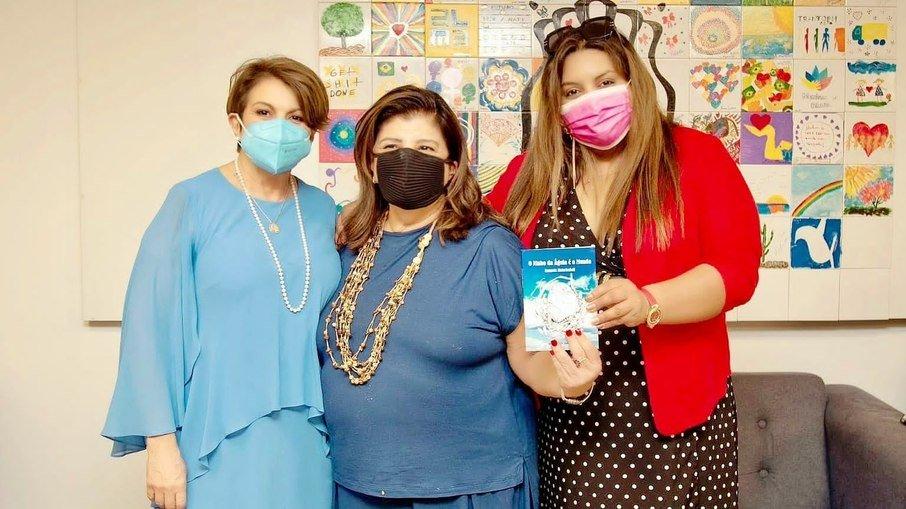 Débora Denecke e Luiza Helena Trajano se encontram em evento literário