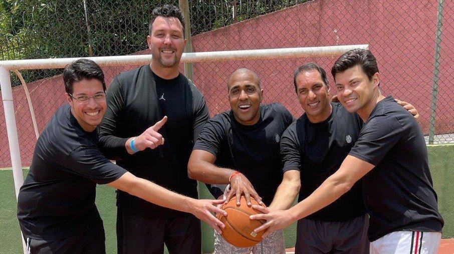 Edmundo troca futebol por basquete em Olimpíada organizada por multimilionário