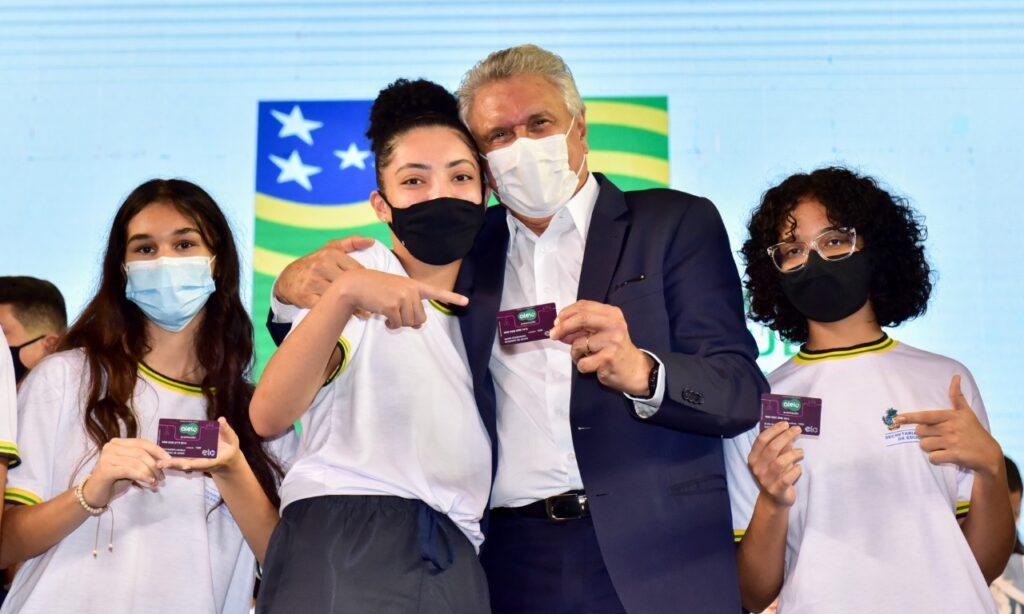 Em Goiânia, Caiado entrega cartões do Bolsa Estudo e inicia distribuição de absorventes