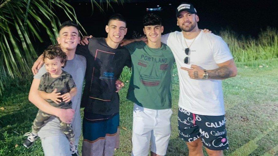 Ex-BBB Hadson Nery apresenta filho de 19 anos à família
