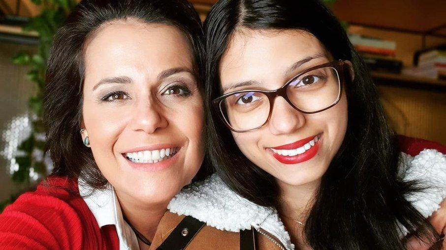 Ex-Record, Adriana Araújo diz que ex cogitou trocar filha na maternidade