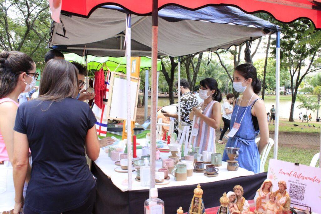 Feira das Mães Empreendedoras arrecada brinquedos para o Natal Solidário da Prefeitura