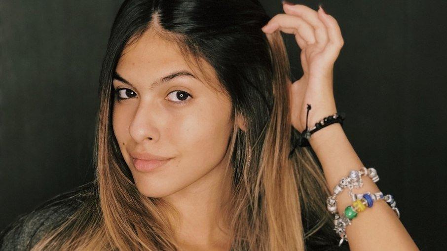 Fernanda Concon rebate seguidor após opinar sobre violência obstétrica