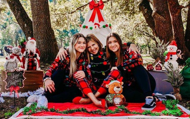 Filhas do Gugu Liberato fazem foto de Natal ao lado da mãe