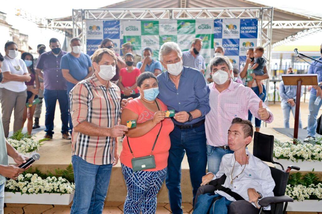 Governo entrega de 2.984 cartões do Mães de Goiás, em cinco municípios