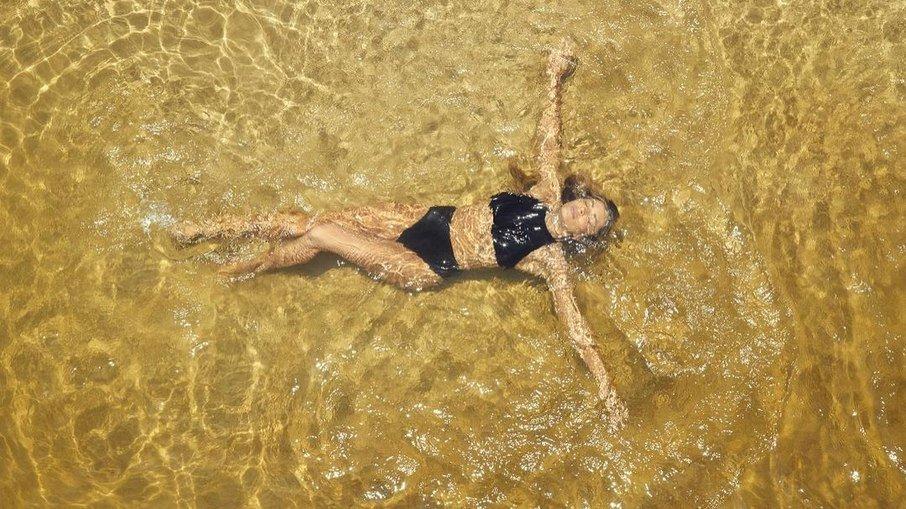 Grazi Massafera compartilha ensaio de biquíni