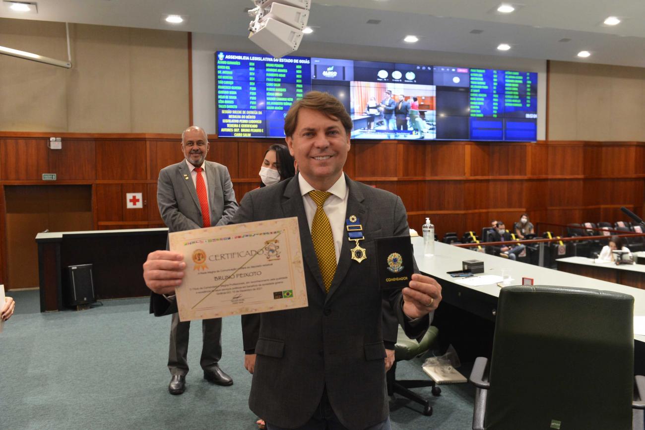 Deputado Bruno Peixoto foi condecorado