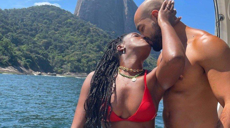 Iza troca beijos com marido em passeio de barco: 