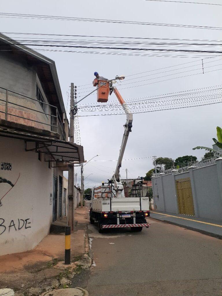 Jardim Goiás, Celina Park e Parque Industrial João Braz recebem manutenção na iluminação pública