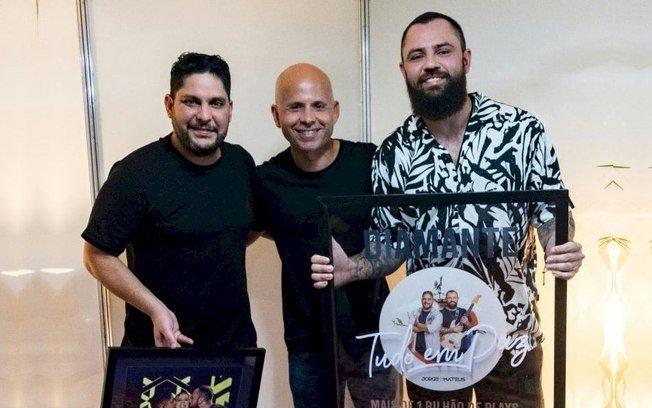 Jorge e Mateus recebem certificado de 1 bilhão de plays pelo álbum 