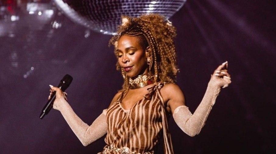 Karol Conká tem van invadida por fã: 