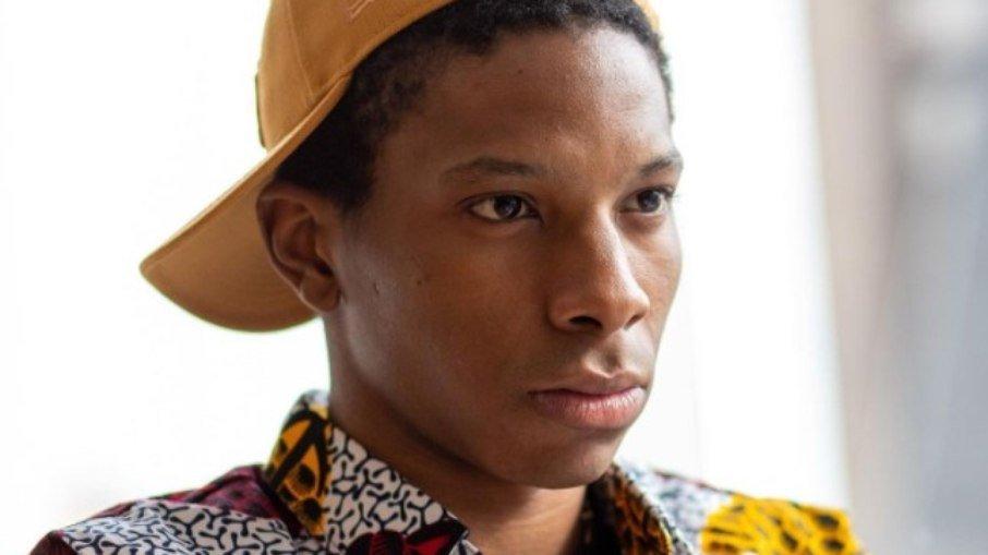 Lucas Penteado apresenta exame de DNA após ser acusado de abandonar o filho