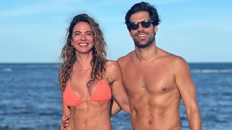 Luciana Gimenez aparece em foto junto do namorado durante viagem