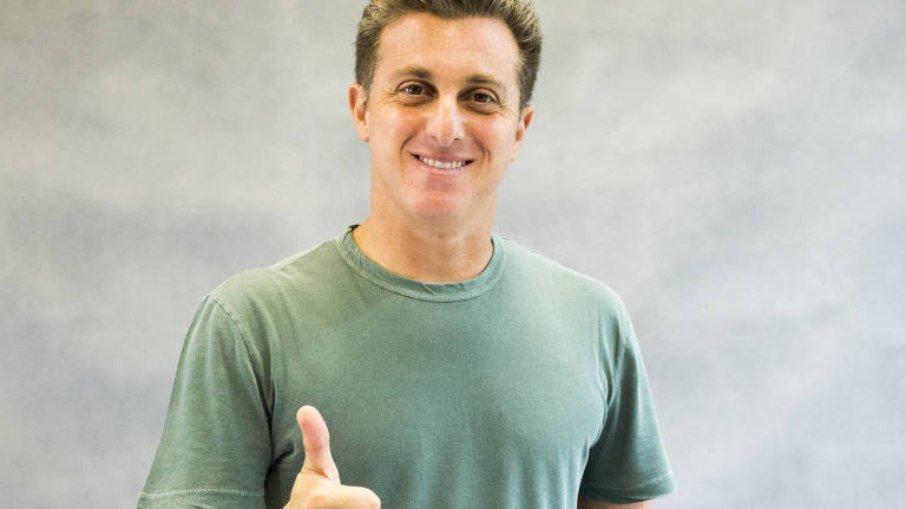Luciano Huck flerta com a política após renovar com a Globo