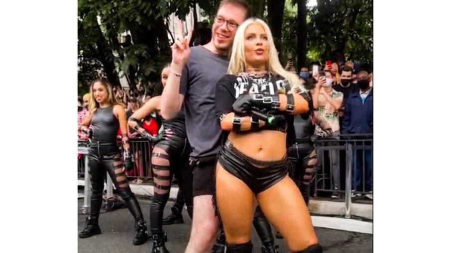 Luísa Sonza dança com fã em show surpresa na Avenida Paulista