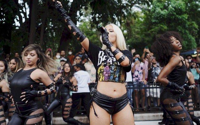 Luísa Sonza faz apresentação surpresa na Avenida Paulista