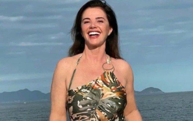 Luma de Oliveira completa 57 anos e publica foto de maiô: 