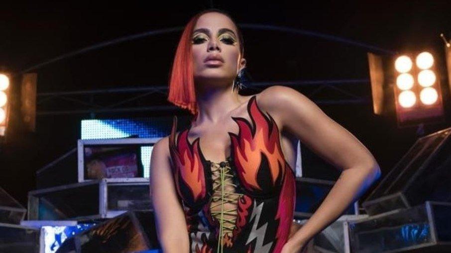 Passagem de Anitta pelo Brasil teve beijo triplo, climão com Ludmilla e mais