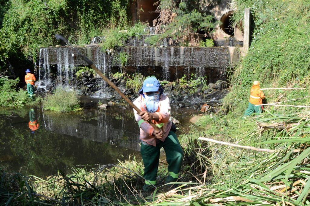 Prefeitura faz roçagem nos córregos Capim Puba e Cascavel