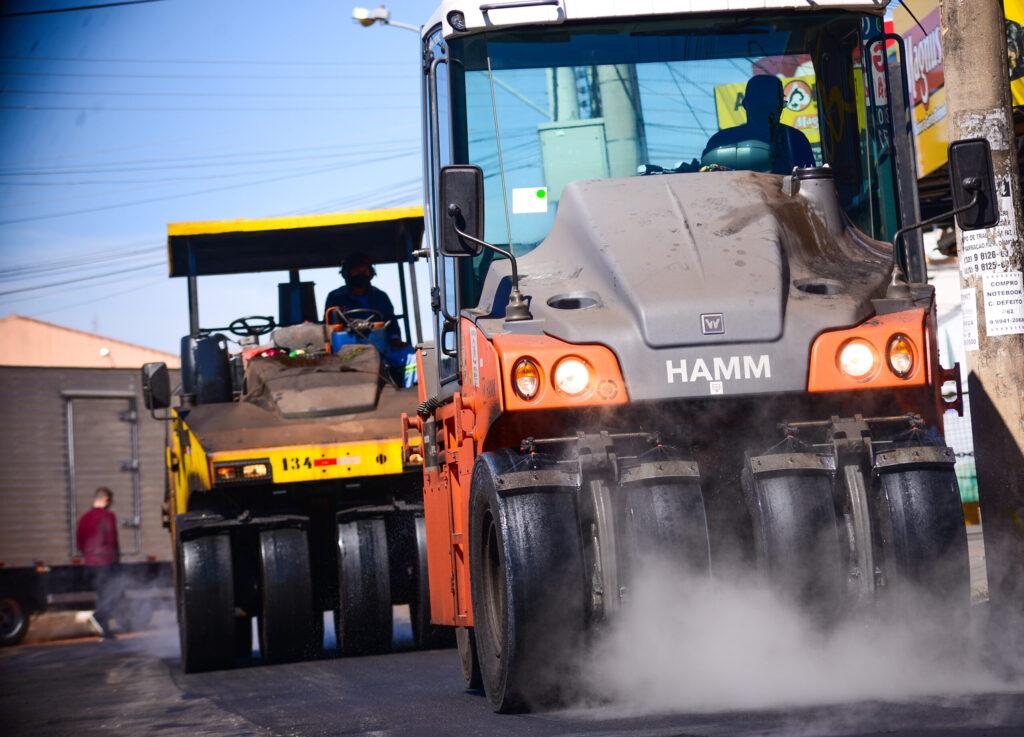 Reconstrução asfáltica avança no Jardim Novo Mundo