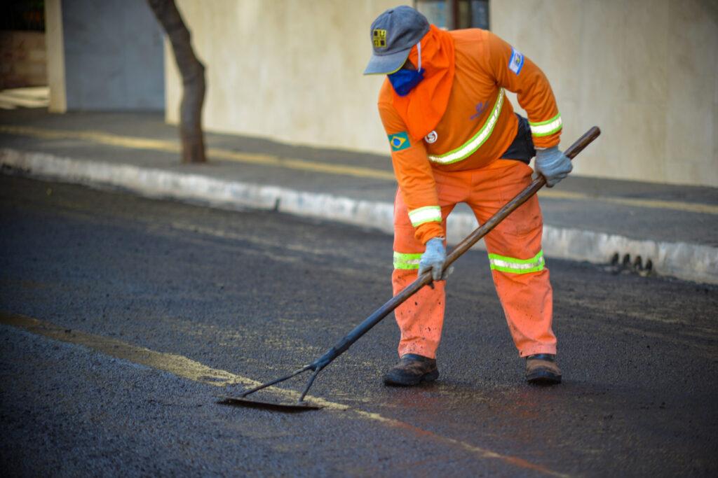 Reconstrução asfáltica avança no Jardim Novo Mundo nesta quarta, 15