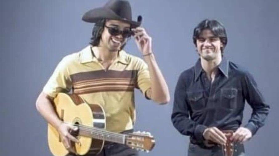 Rodrigo e Felipe Simas aparecem caracterizados como Chitãozinho e Xororó