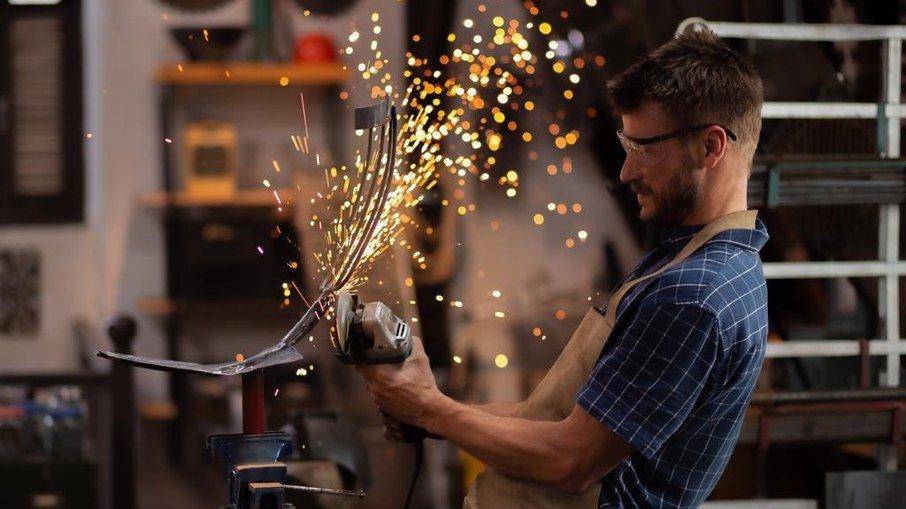 Rodrigo Hilbert transforma pá e vassoura em cadeira e fãs reagem