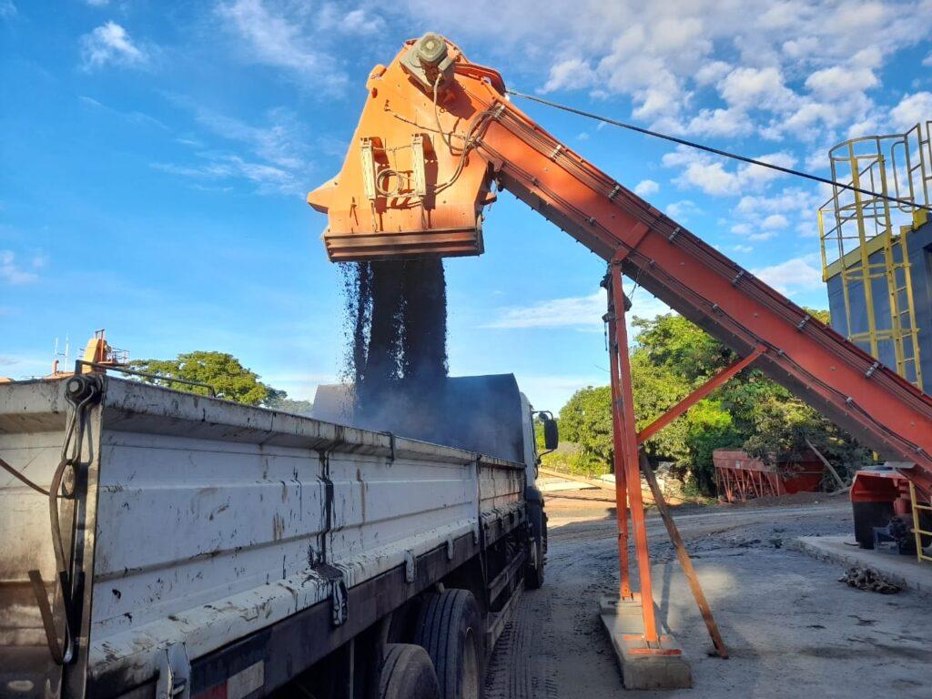 Saiba quais bairros recebem manutenção nas bocas de lobo, reconstrução asfáltica e iluminação nesta terça, 21