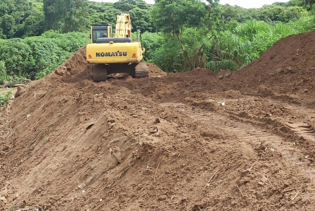 Seinfra faz limpeza em córrego no Jardim Mirabel