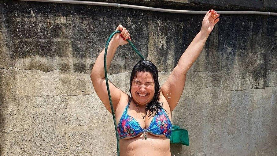 Tá quente! Mariana Xavier se refresca com banho de mangueira: 'vibe gostosa!'