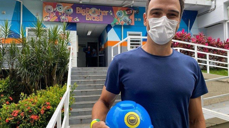 Tadeu Schmidt se empolga em visita à casa do BBB: 'Tô todo arrepiado!'