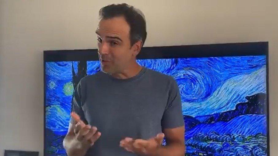 Tadeu Schmidt treina discurso de eliminação para o 