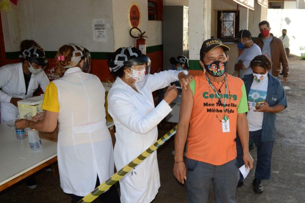 Trabalhadores da Comurg recebem segunda dose da Janssen