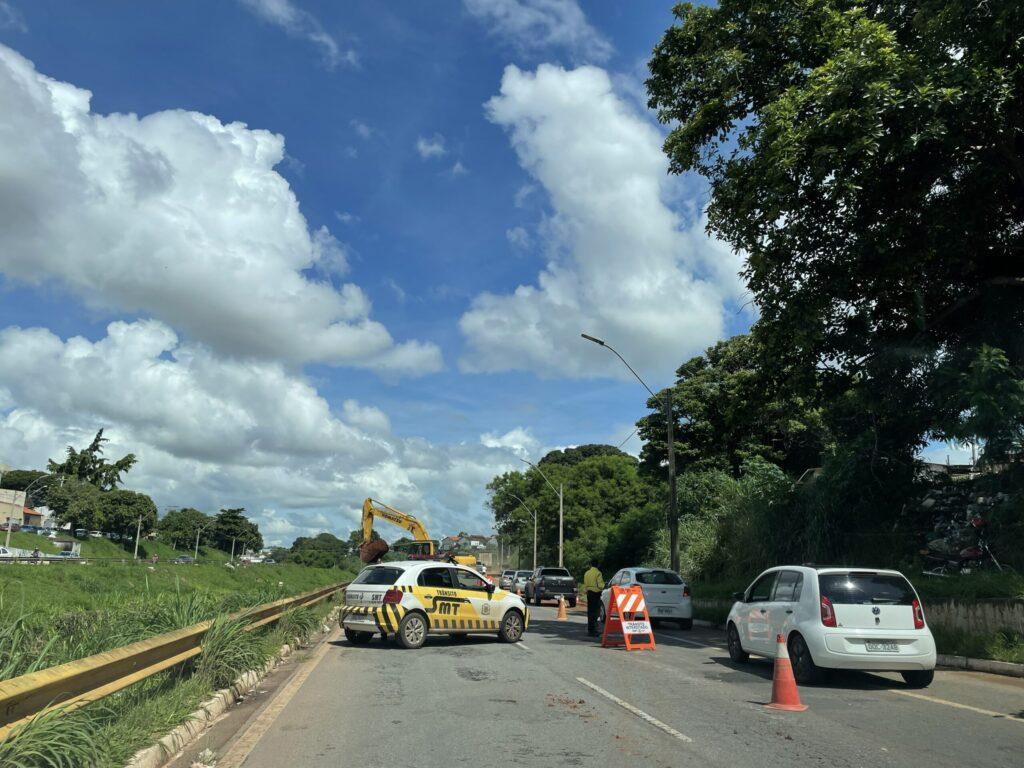 Trecho da Marginal Botafogo recebe obra de reparo