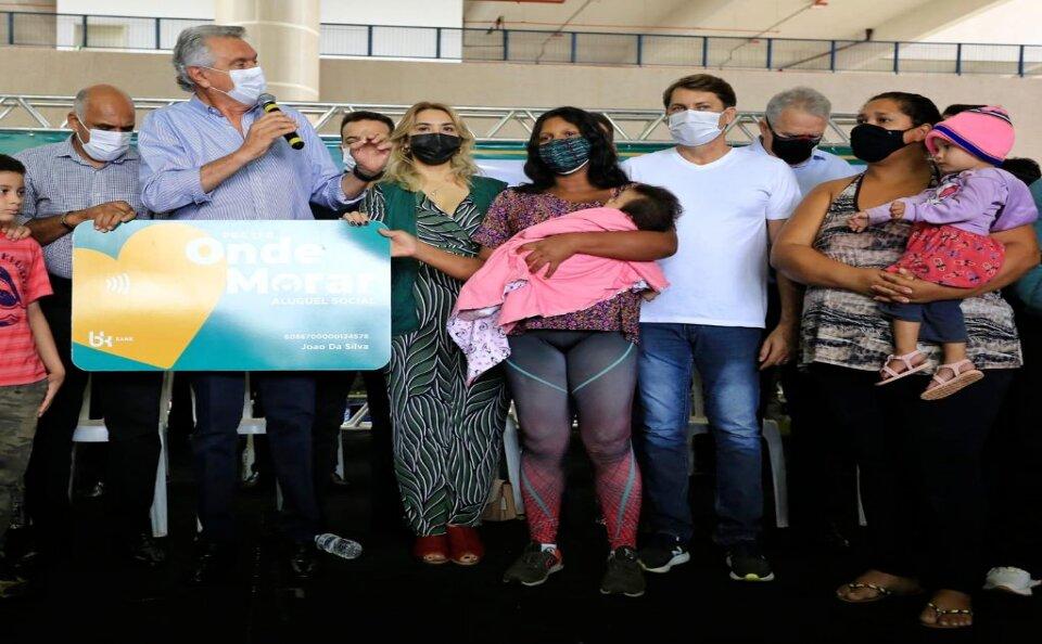 Três mil famílias de Goiânia e Aparecida recebem cartões do Aluguel Social