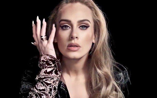 Adele adia residência em Las Vegas e agradece compreensão dos fãs