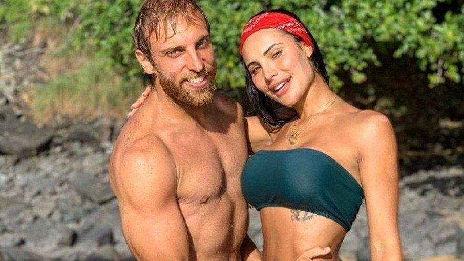 Aline Mineiro beija outra mulher na frente de Léo Lins; assista