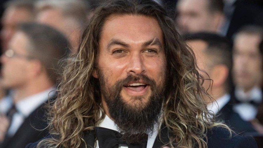Após divórcio, Jason Momoa se muda para trailer em quintal de amigo
