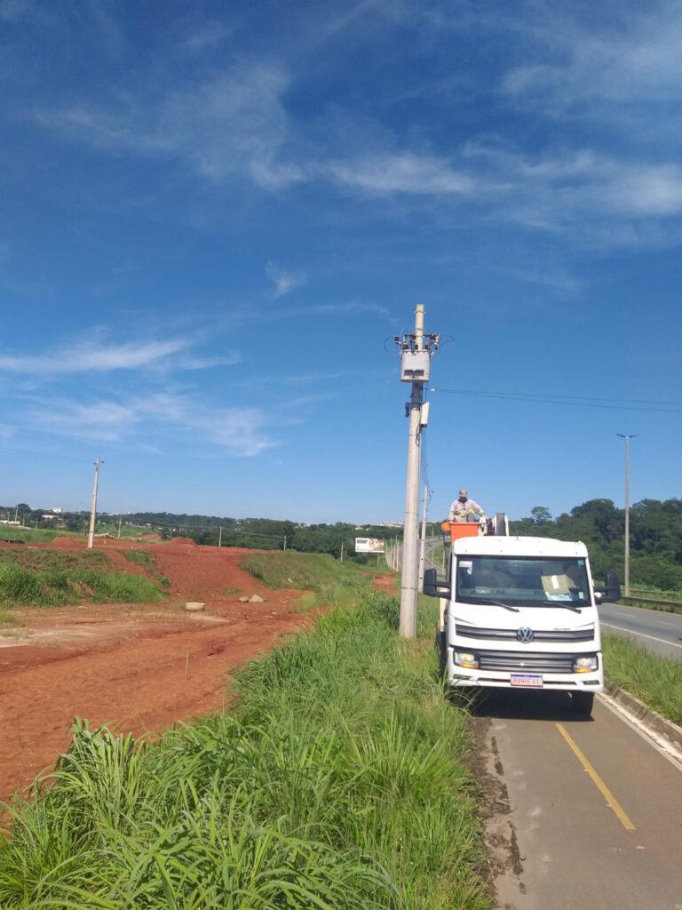 Avenida Perimetral e GO-020 recebem serviços de iluminação