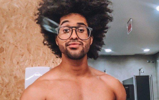 BBB 22: Luciano Estevan aborda com humor a orientação sexual na web