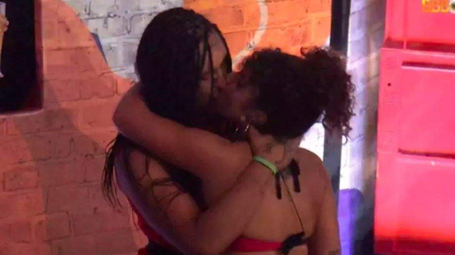 'BBB 22': Maria e Linn da Quebrada se beijam durante festa