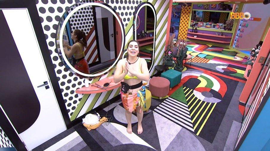 'BBB 22': Naiara Azevedo recebe escapulário perdido e se emociona