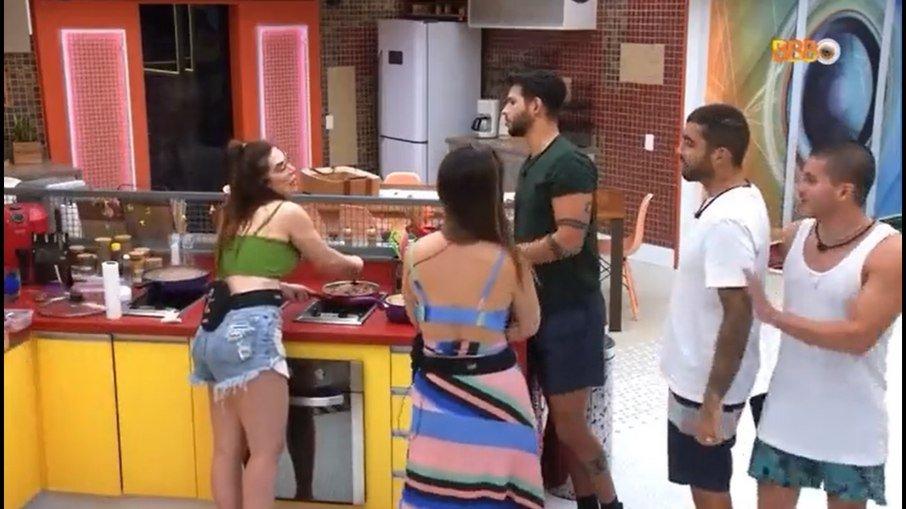 'BBB 22': Rodrigo pede desculpas para Naiara por tratá-la mal