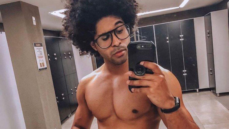'BBB22': Luciano Estevan fala de beijo grego e revela tamanho de dote