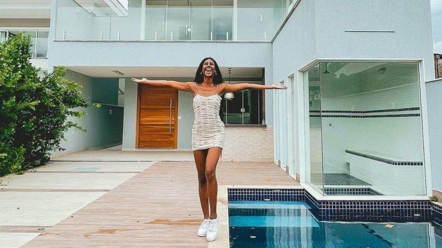 Camilla de Lucas celebra casa nova e afirma: 