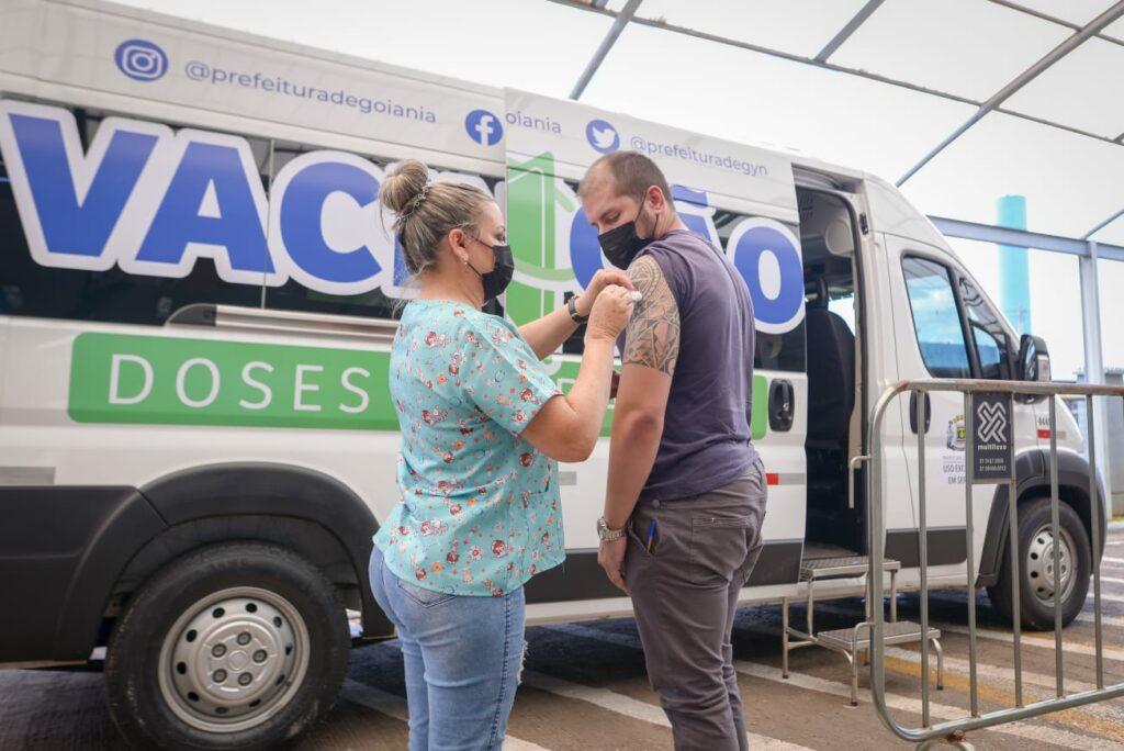 Confira os locais de atendimento da van da VacinAção nesta semana