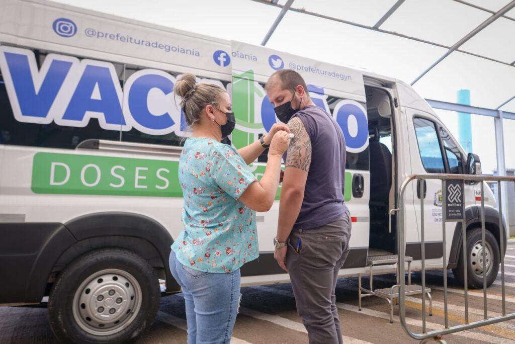 Confira os locais de atendimento da van da VacinAção nesta semana