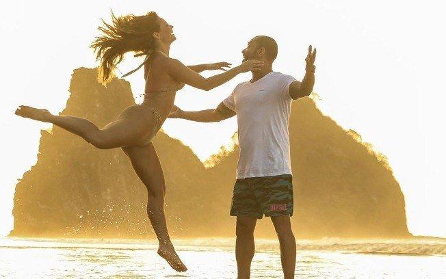 Diogo Nogueira e Paolla Oliveira encantam com foto de ensaio em praia