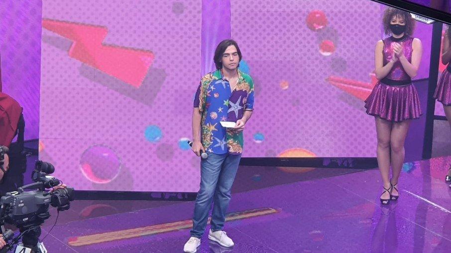Faustão tira sarro do filho por camisa chamativa: 