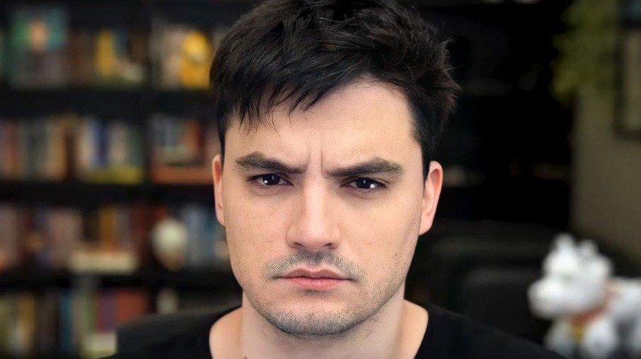 Felipe Neto tem crise de pânico e desiste de viagem